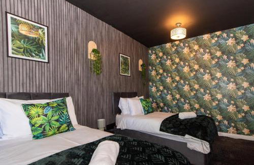 Large House for Groups with Huge Driveway - FREE PARKING - Photo 1