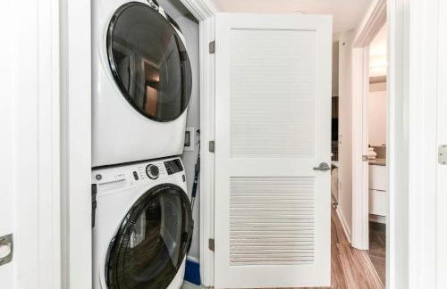 Posh 2BR Retreat Gym, Prkng and Scenic Rooftop - Photo 20