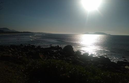 Apto 1 Quarto com Varanda e Estacionamento perto da praia - Foto 4