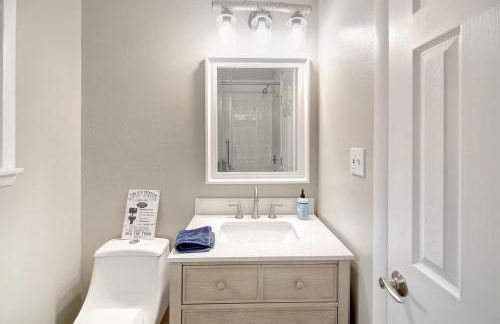 Cozy Mountain Home with Great Views, Deck & WiFi - Photo 24