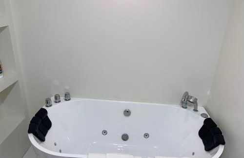 School Village Walk-in shower and jetted tub - Foto 23