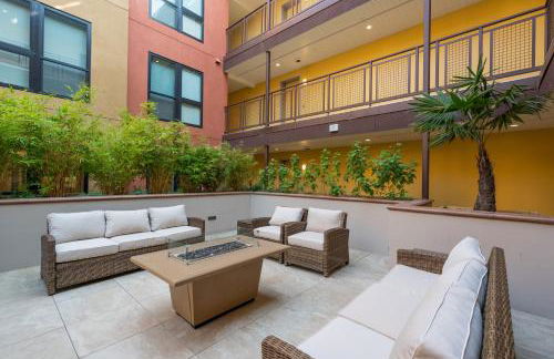 Elevator-Work Here-Gig WiFi-King Bed-Laundry in unit - Foto 56