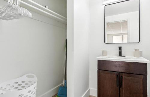 East 120 I Modern Refinished Apt Downtown I Gym - Foto 17