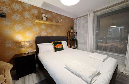 Comfy Stylish Unit Near Canary Wharf l Top Floor Ideal for Business and Leisure Privacy l No Minimum Stay I - Photo 22