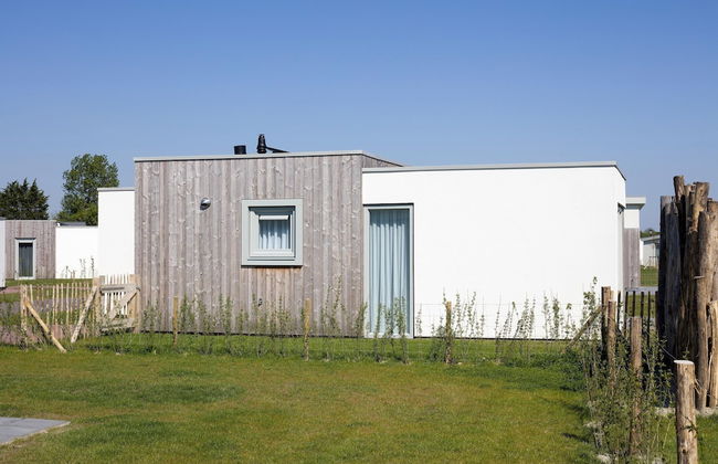 Bungalow at Nieuwvliet Bad Beach Resort - Foto 1