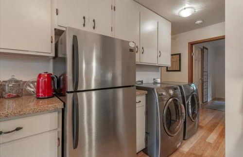 Cozy Pet-Friendly Cabin w Fenced-In Yard Close to Slopes Beach Town - Foto 3