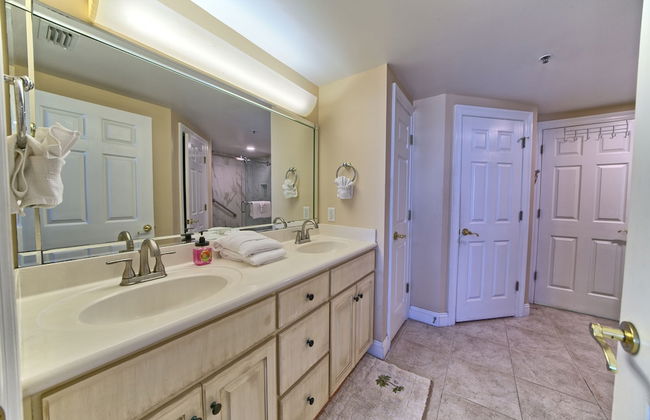 Beautiful Beachfront Condo with Pool View - Unit 0203 by RedAwning - Foto 26