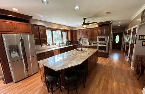 Large Home with Pool & 7 bedrooms; sleeps 21 - Foto 2