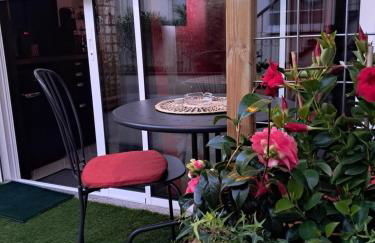 Le Petit Parisien- Bienvenue - Netflix - Terrasse - Parking - Porte de Paris - Climatisation - Guide visite à Paris OFFERT - Foto 2