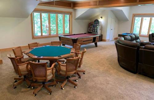 25-Bed, Amenity-Rich Estate in a Private Forest - Foto 54