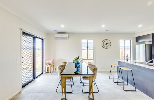 StayAU Charming 4BR Retreat Wyndham Vale - Foto 55