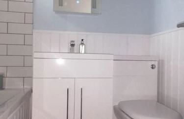 The Getaway - Modern 2 Bedroom Brixham Bungalow with sea peeps - Photo 14