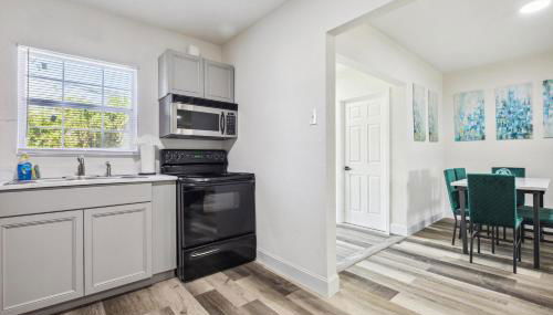 Houston Hideaway 3 Bedroom Home - Photo 4, stove