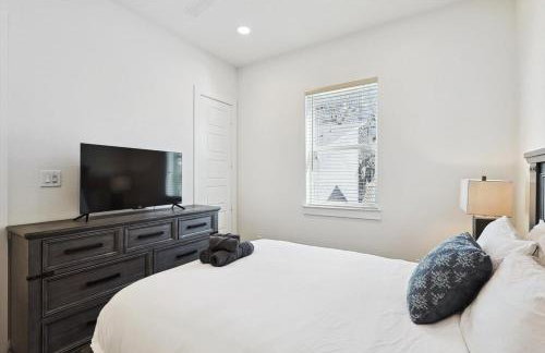 3-BD Luxury Living w Rooftop Garden Views - Photo 20