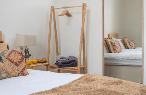 Charming 2 Bedroom Apartment in a Converted Chapel - Free Parking, Smart TV, Fast WiFi and Self-Check-In by Yoko Property - Foto 10