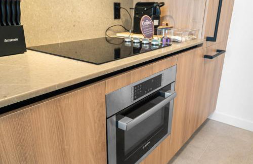 Downtown Condo with Den and Pool Access - Foto 9