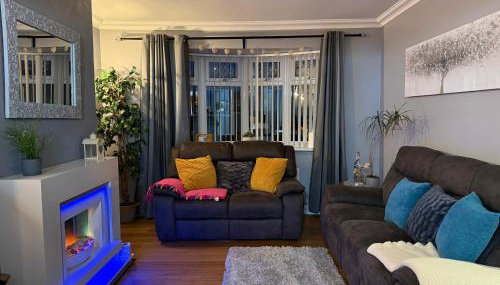 Stunning 2 Bedroom Bungalow - Free Parking - Convenient Location - Foto 2