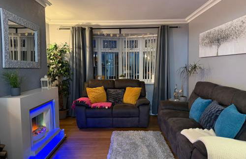 Stunning 2 Bedroom Bungalow - Free Parking - Convenient Location - Foto 2