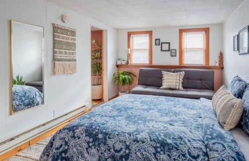 Bohemian Bungalow with Hot Tub - Foto 14