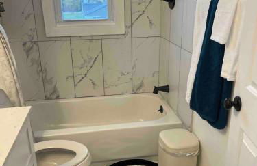 Cozy Roomy family sized apartment on major bus route close to all - Foto 79