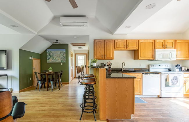 Family Fun Oasis Hot Tub Steam Room Pool Stream Firepit Games - Foto 54