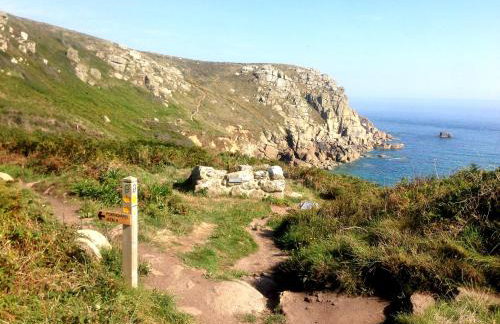 Luxe Detached 3 Bed Luxe House on Exclusive Private Estate Close to Coast Free Hot Tub Sleeps 6 Private Parking for 2 Cars - Photo 38