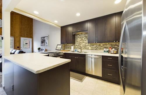 Updated Duplex with Mountain & Filtered Water View - Foto 35