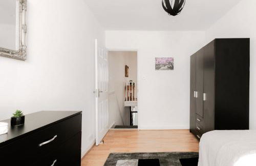 4 Bed House - Sleeps 8 - Garden Pets Wifi - Foto 13