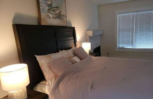 Tranquil Riverfront Retreat - Foto 20