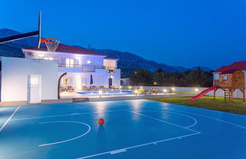 VILLA ALMIC with heated pool, 5 bedrooms, Gaming room, a multi-use playground court - Photo 43