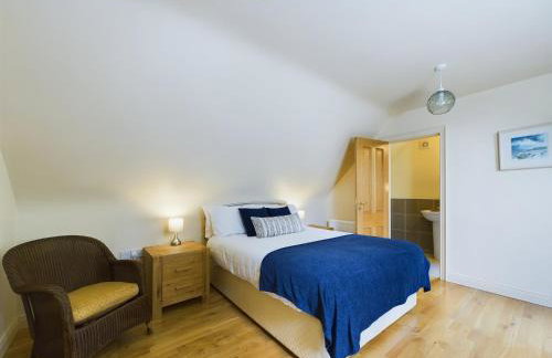 Mourne Mountain Bliss, Rostrevor 4BR Cottage with Patio & BBQ ideal for a relaxing getaway - Photo 14