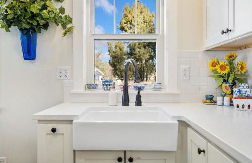 City Park Bungalow Pet Friendly with Dog Run - Photo 9