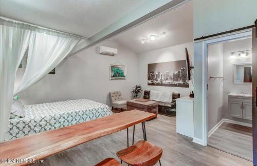 Sleek Jacksonville Gem Perfect for Two - Photo 5