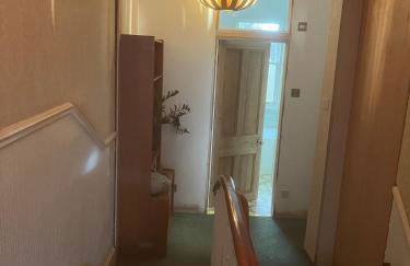 Spacious 4 Bed House Ideal for Races - Photo 16