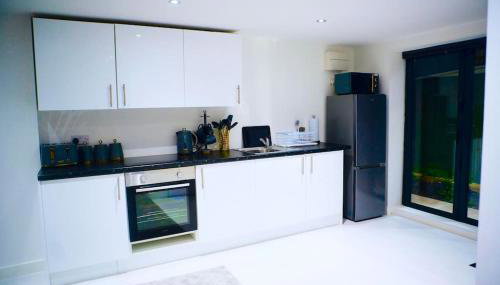 Perfect 1 Bed Apartment Sleeps 5 1 Kingsize bed 1 double Sofabed & Foldable Single bed Free Parking Wifi good transport network shopping Holiday Makers Families Contractors in North London - Foto 5