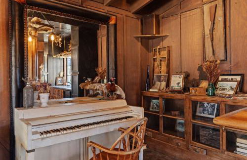 The Outlaw By The Cohost Company - Foto 68