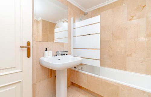 C09 Roomy Luminous 5 Bedroom in Town - Foto 12