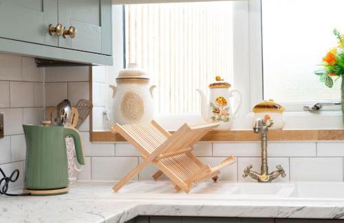 Sleeps 6. Free Wifi. Free Parking central location. - Photo 19