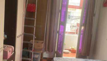 Quarto com sacada possui cama de casal, ventilador e guarda-roupa - Foto 3