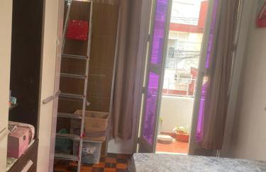 Quarto com sacada possui cama de casal, ventilador e guarda-roupa - Photo 3
