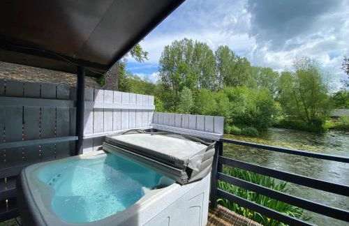 Magpie 1 Hot Tub HuntersMoon-Warminster-Bath-Wiltshire - Photo 1