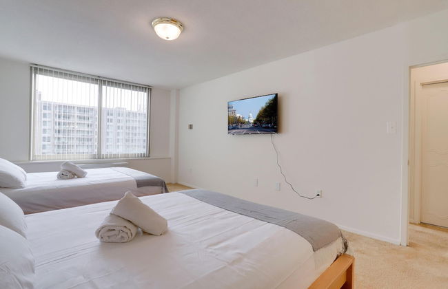 Stylish Comfort Condo in Crystal City - Photo 4
