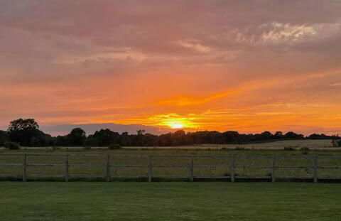 Charming King Bed Ensuite Studio in Peaceful West Challow - Photo 19
