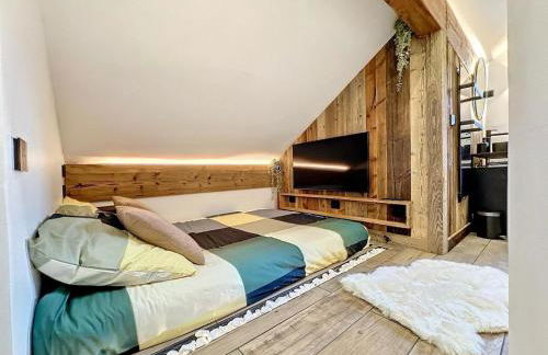 Modern 2BR Apt with Mountain Views & Private Parking - Foto 11