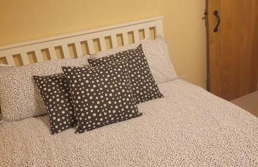 Two Bedroom Cottage (rural setting with good Access links) - Photo 17