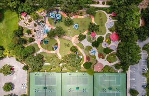 Luxury Heated Pool Home, Hot tub, King bed suite - Foto 23