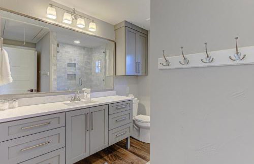 Lakefront Family Home for 12 w Picturesque Views & Patio - Foto 29