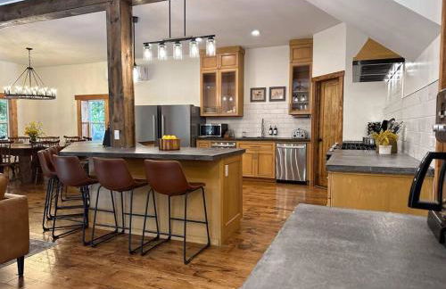 Secluded with Hot tub, Pool table, Arcade, Fishing andTheater Room - Photo 11