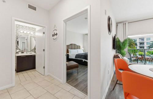 Orlando Getaway with Pool View Balcony - Foto 11