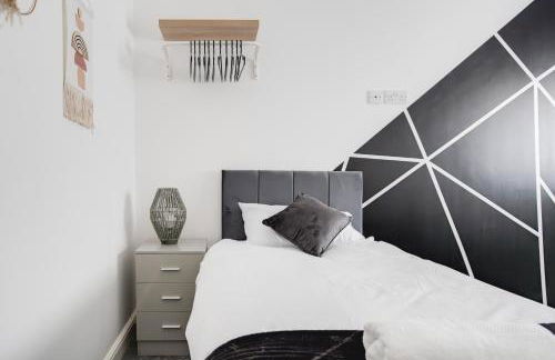 Huge Apartment - 8 Beds - Free Parking - Long Stays! - Foto 44